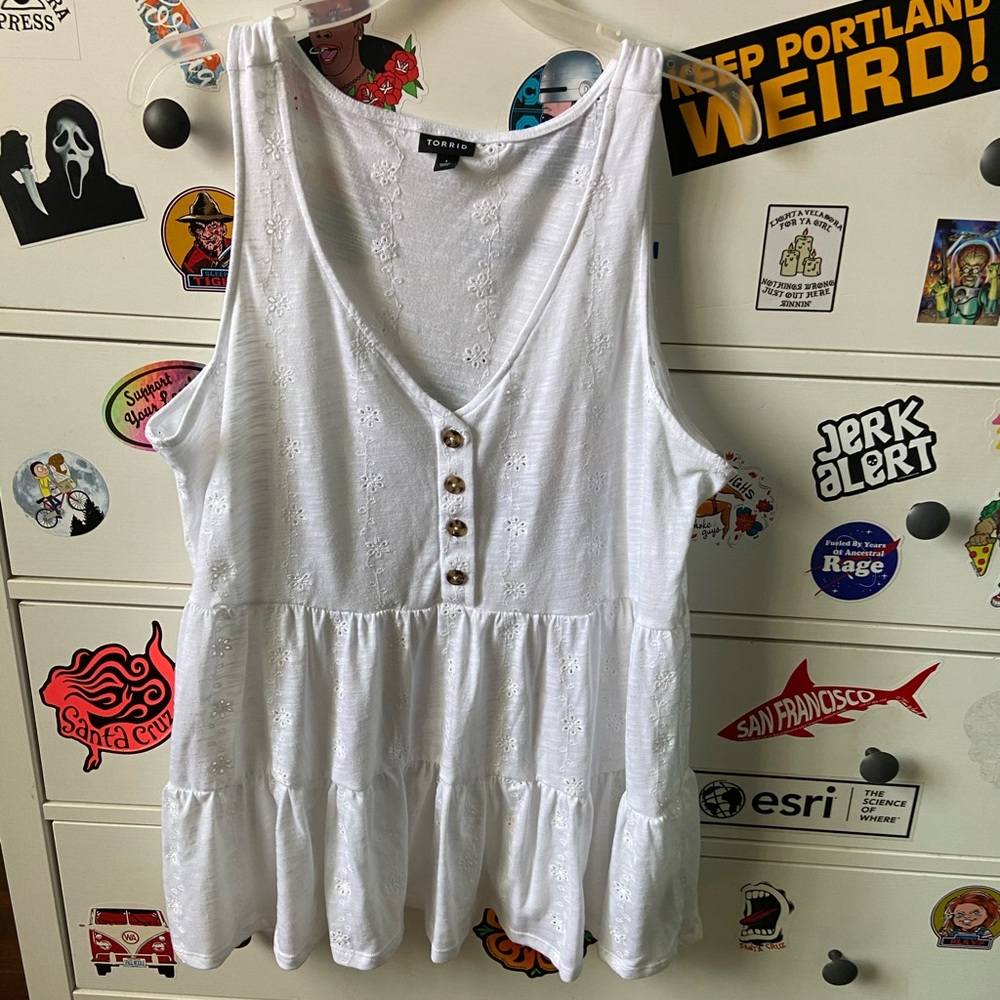 Sleeveless white button up top